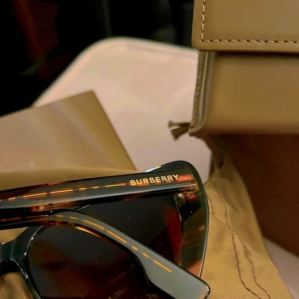 ✨ Burberry Tortoise Oversized Square Sunglasses - BNIB - Picture 3 of 3